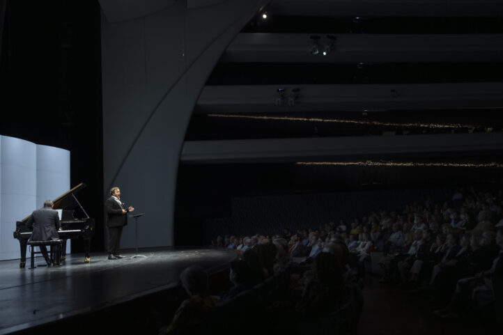 Michael Spyres, baritenor sin tonteríaCICLO “LES ARTS ÉS LIED”. Michael Spyres (tenor). Mathieu Pordoy (piano). Programa: Obras de Beethoven, Wagner, Liszt y Mahler. Lu­gar: València, Palau de les Arts (Sala Principal).  Entrada: Alrededor de 800 espectadores. Fecha: Domingo, 16 noviembre 2025.