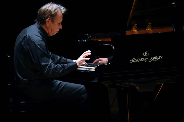 Mikhail Pletnev, obstinación y lirismoPletnev en el Auditorio Nacional, con Bach, Schumann y Grieg
J.S. Bach, Preludios y Fugas de El Clave bien temperado (Re mayor, nº 5 del Libro II; Sol menor, nº 16 del Libro I; Sol mayor, nº 15 del Libro II; Si bemol menor, nº 22 Libro I). Robert Schumann, Kreisleriana op. 16. Edvard Grieg, Piezas líricas (Selección). Mikhail Pletnev, piano. Ciclo de Grandes Intérpretes 2025-2026 de la Fundación Scherzo. Auditorio Nacional, Madrid. 04-11-2025. Algo menos de tres cuartos de aforo.