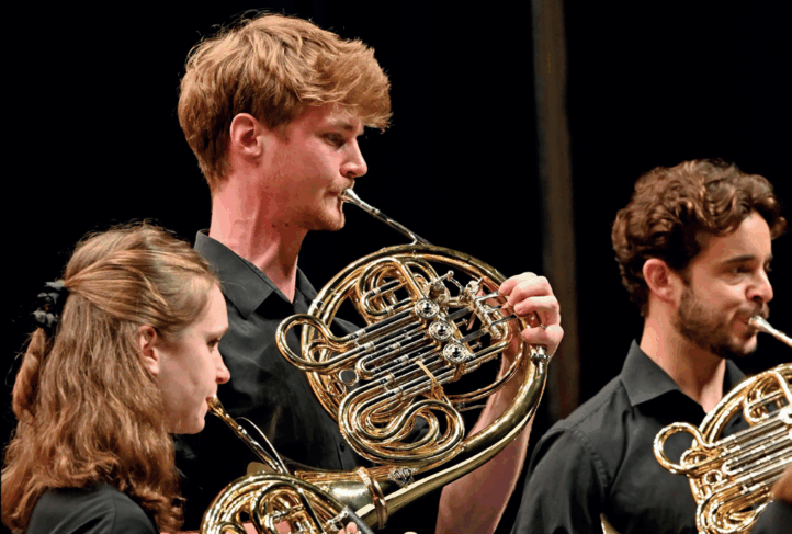 El Encuentro de Música y Academia de Santander inicia el periodo de inscripción para las audiciones de su edición número 25, que tendrá lugar del 1 al 23 de julio de 2026. Este prestigioso programa, impulsado por el Gobierno de Cantabria y la Fundación Albéniz, reúne cada verano a más de sesenta jóvenes músicos de todo el mundo, seleccionados mediante un riguroso proceso de audición online. El plazo de inscripción permanece abierto hasta el 15 de enero de 2026.