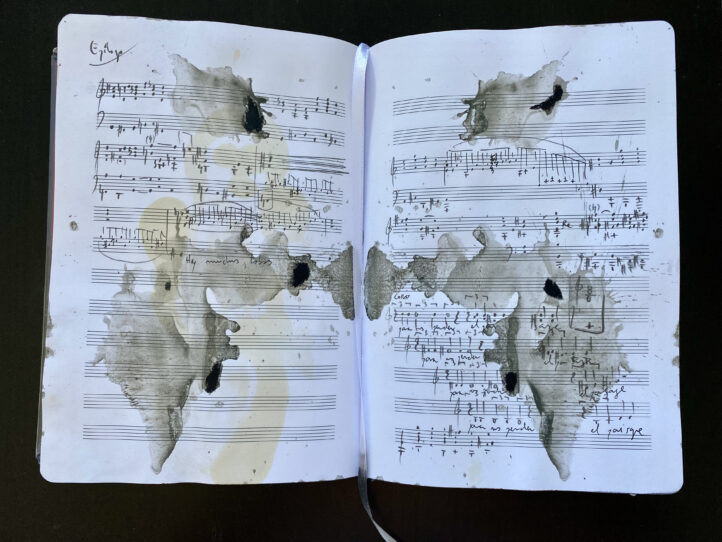 Francisco Coll conversa sobre Enemigo del pueblo: “La incultura de un pueblo, puede convertirse en el alimento de los tiranos”Valenciano de 1985, Francisco Coll es el compositor español de mayor proyección internacional desde Manuel de Falla. Nunca antes la música de un creador español contemporáneo había surcado los atriles del mundo de forma tan presente, solicitada y diversa. Aunque ronda los cuarenta, su aspecto es aún veinteañero. Radicado en Suiza desde 2012, cerca de Lucerna, pintor de brocha fina además de compositor, Coll recorre el mundo asistiendo y participando en sus estrenos, que se disputan las mejores orquestas, solistas y directores, de la Filarmónica de Londres a la de Los Ángeles, de Gustavo Gimeno a Javier Perianes, Kiril Gerstein o Patricia Kopatchinskaya. En esta ocasión, estrena en su propia ciudad natal Enemigo del pueblo, un ambicioso proyecto operístico basado en la obra teatral Un enemigo del pueblo, de Henrik Ibsen, que surge como coproducción comisionada por el Palau de Les Arts y el Teatro Real de Madrid. De ella y de otras cosas conversa en estas largas líneas en las que late la lucidez de quien es uno de los creadores musicales más brillantes y talentosos de la actualidad.