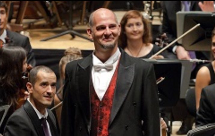 El barítono Juan Jesús Rodríguez acalara una información falsa