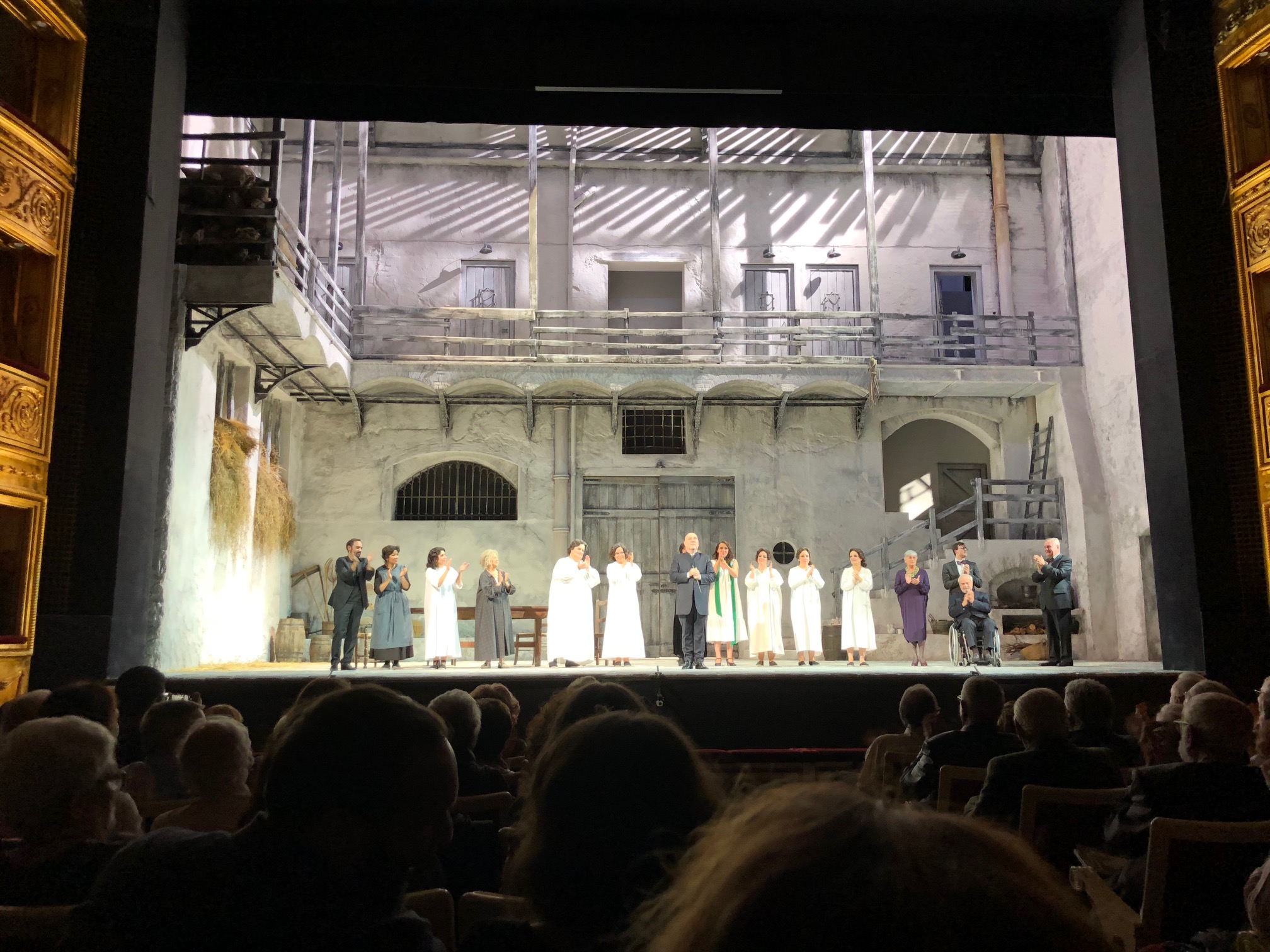Bernarda-Alba-saludos