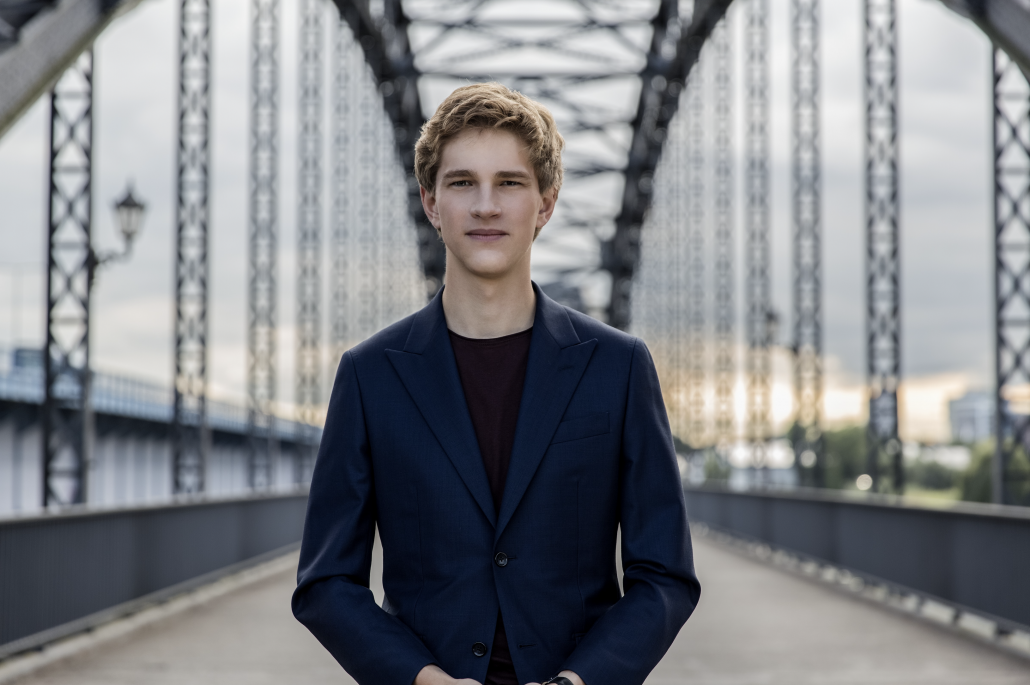 Jan Lisiecki protagoniza el primer concierto del 31º Ciclo de Grandes Intérpretes de la Fundación Scherzo el próximo 23 de septiembre en el Auditorio Nacional de Música de Madrid. Con un repertorio dedicado a obras de Chopin, Bach, Szymanowski, Messiaen y Górecki, el pianista canadiense inaugura una de las temporadas más destacadas del panorama musical madrileño, que este año recibe a intérpretes de la talla de Javier Perianes, Arcadi Volodos o Grigory Sokolov. 