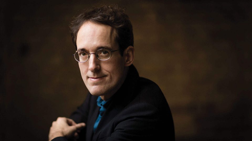 Pablo González se estrena al frente de la Sinfónica de Tenerife como Director Principal Invitado mañana, 19 de septiembre, en el Auditorio de la ciudad insular. Para esta ocasión, el ovetense se pondrá al frente de un repertorio formado por obras de Rachmaninov y Mahler, contando como Juan Floristán como solista invitado.