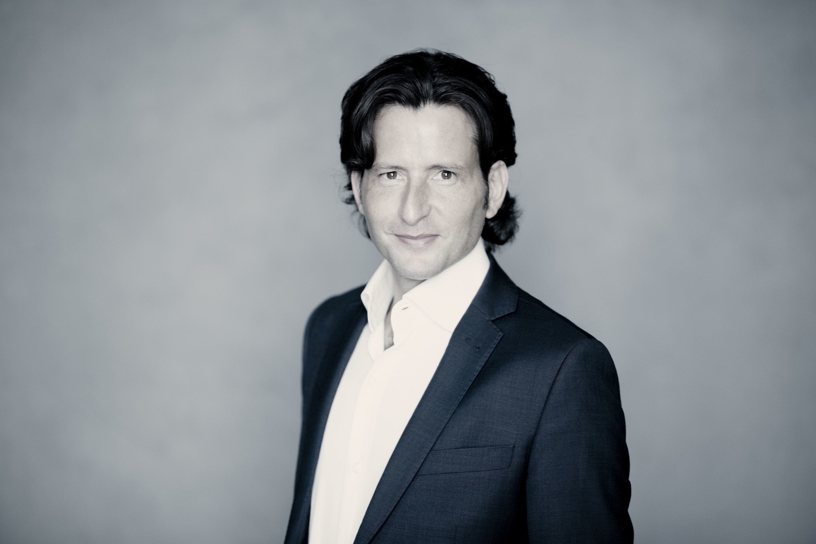 Gustavo-Gimeno-conductorPhoto-Marco-Borggreve