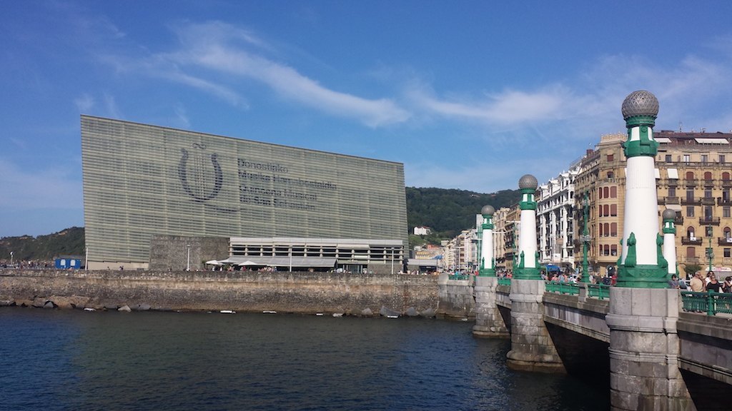 El verano es sinónimo de festivales de música. Cuando el calor aprieta, nuestro país se llena de música en espacios muy dispares, buscando acercar al público al arte a través de diferentes propuestas que trascienden el hecho sonoro en si. El próximo 19 de junio, el Festival de Granada alza el telón, siendo el inicio de una cadena de citas musicales de primer nivel que llegarán hasta finales del mes de agosto.