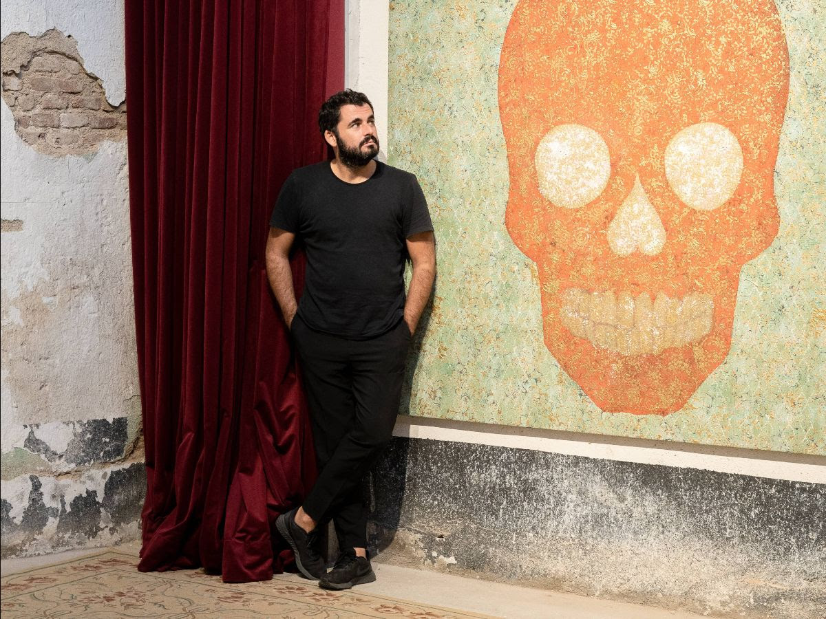 EL MAR COMO FONDO DE PASIONES Mareas del destino. Fragmentos de Marina de Arrieta y La tabernera del puerto de Sorozábal. Ruth Terán, soprano; Quintín Bueno, tenor; Javier Franco, barítono. Ramón Grau, piano. Idea original, dirección de escena, escenografía e iluminación de Emiliano Suárez. Vestuario: Carola Baleztena. Madrid, 17 de septiembre de 2025, Garaje Lola.