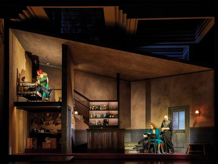 escena-rigoletto-sher-met-opera