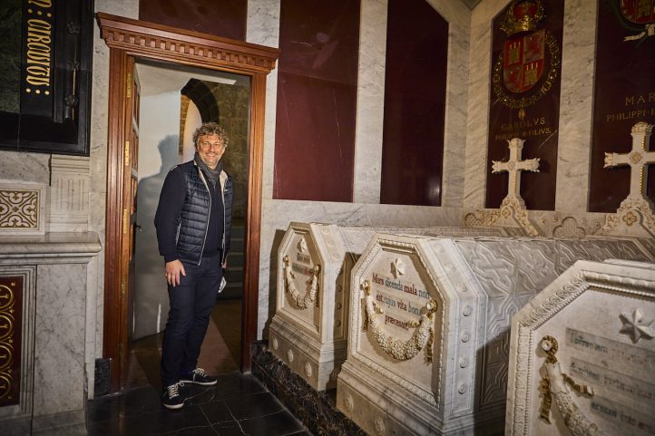 Kaufmann-frente-a-la-tumba-de-Don-Carlos