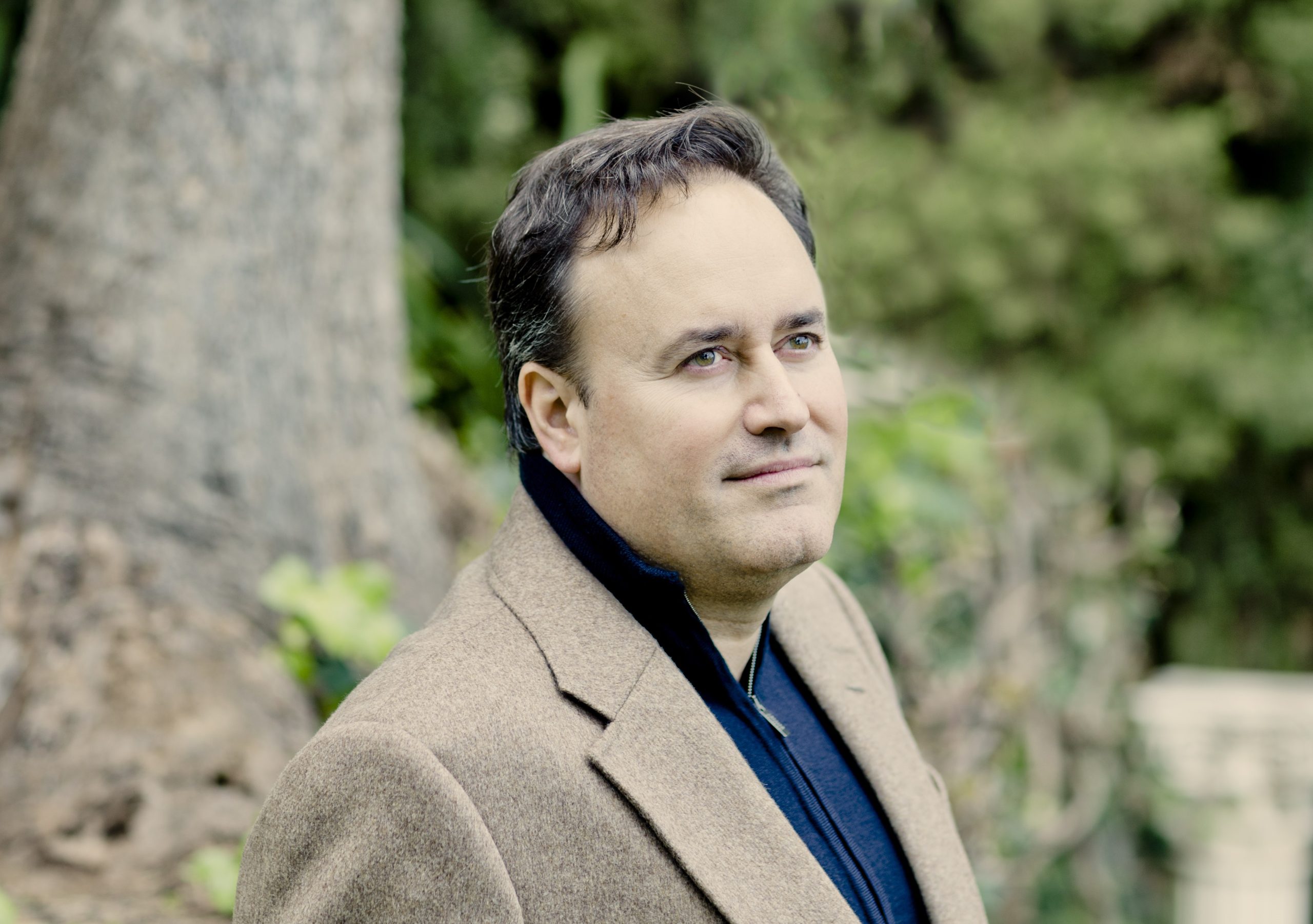 Chichon se pondrá al frente de la OFGC el 20 y el 21 de noviembre en un programa titulado “Viena” en conmemoración del 200º aniversario de Johann Strauss, el Rey del vals. El director vuelve a la temporada tras cosechar un gran éxito dirigiendo La Traviata de Verdi en la Ópera Estatal de Berlín con un reparto de cantantes mundialmente reconocidos como Marina Rebeka, Lisette Oropesa, Pene Pati, Stefan Pop y Alexey Markov.