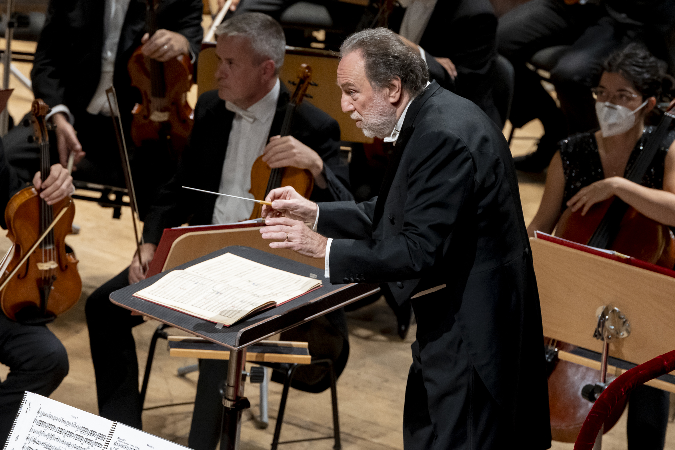 Riccardo-Chailly-y-la-Filarmonica-de-La-Scala-c-Jose-Luis-Pindado-Ibermusica