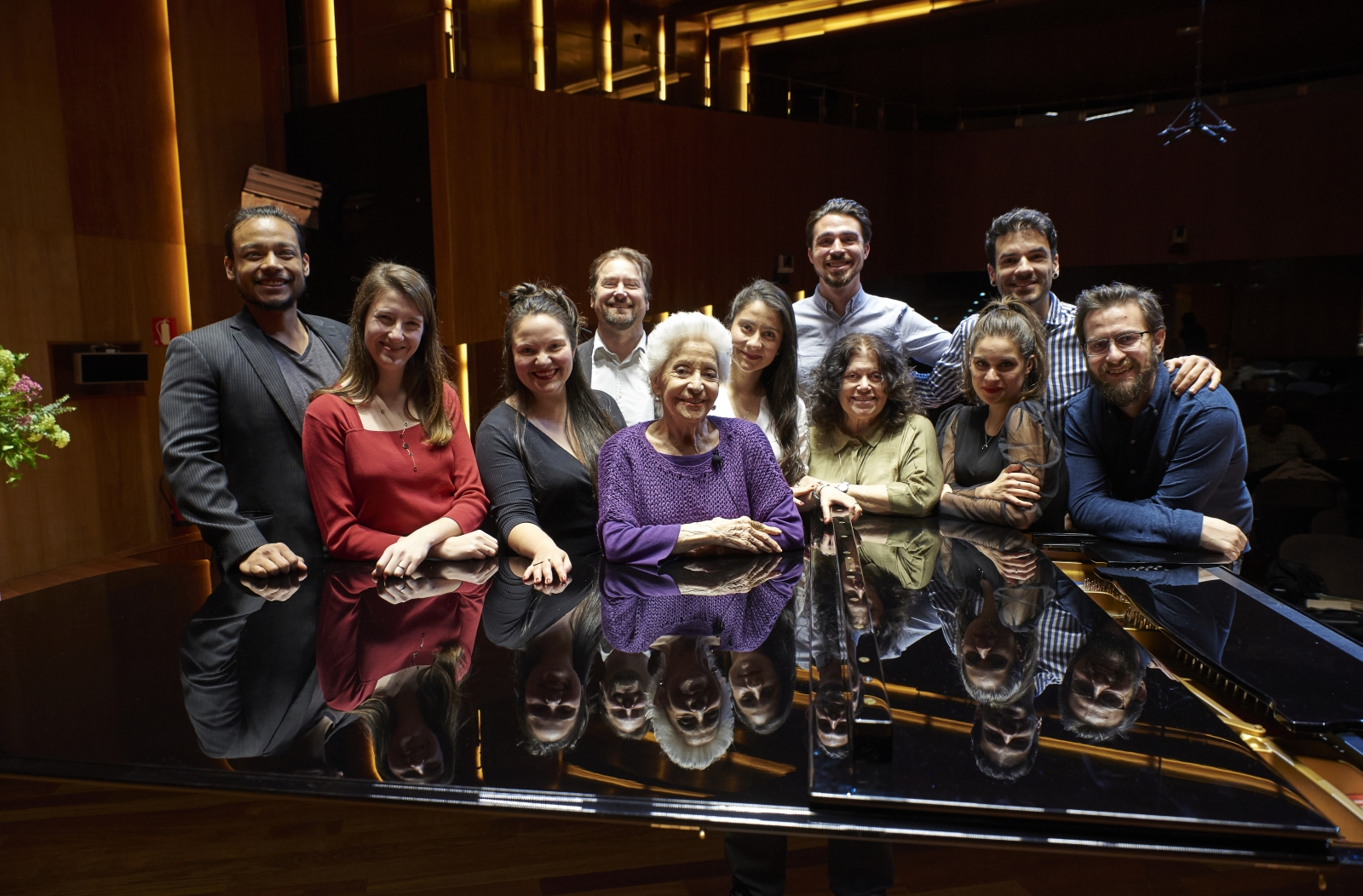 Teresa-Berganza-y-alumnos-de-la-Escuela-Reina-Sofia