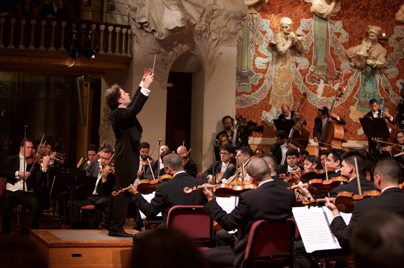 Gustavo-Dudamel-dirige-la-Sinfonica-Simon-Bolivar-en-el-Palau-de-la-Musica-Catalan