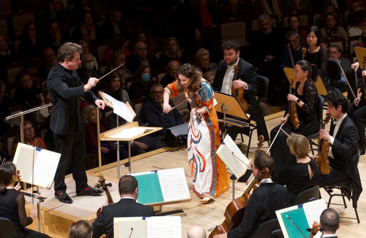 Hrusa-Kopatchinskaja-Bamberg-Symphoniker-c-Rafa-MartinI-bermusica