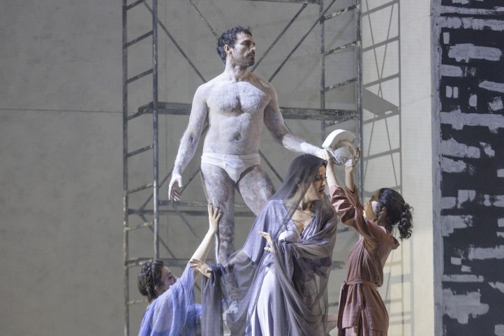 Escena-de-La-violacion-de-Lucrecia-en-el-Teatro-de-la-Zarzuela