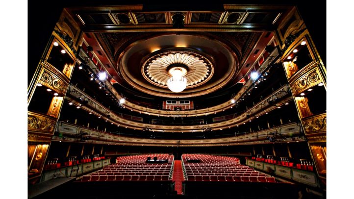 El Teatro de la Zarzuela ha anunciado la convocatoria de la quinta edición de su Premio de Composición, destinada a premiar a jóvenes creadores. Pueden concurrir a este concurso alumnos matriculados en las especialidades de Composición o Sonología de cerca de una decena de conservatorios de todo el país, siendo la obra premiada estrenada en el teatro madrileño en junio de 2026.