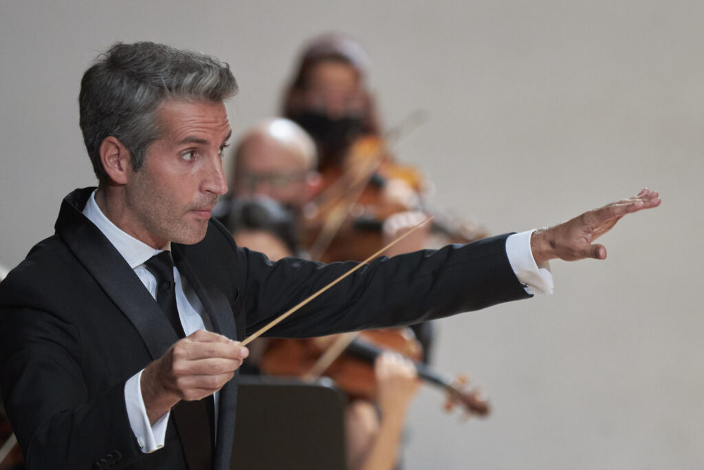 La Orquesta Ciudad de Granada (OCG) y Dogadin con Lucas Macías al frente