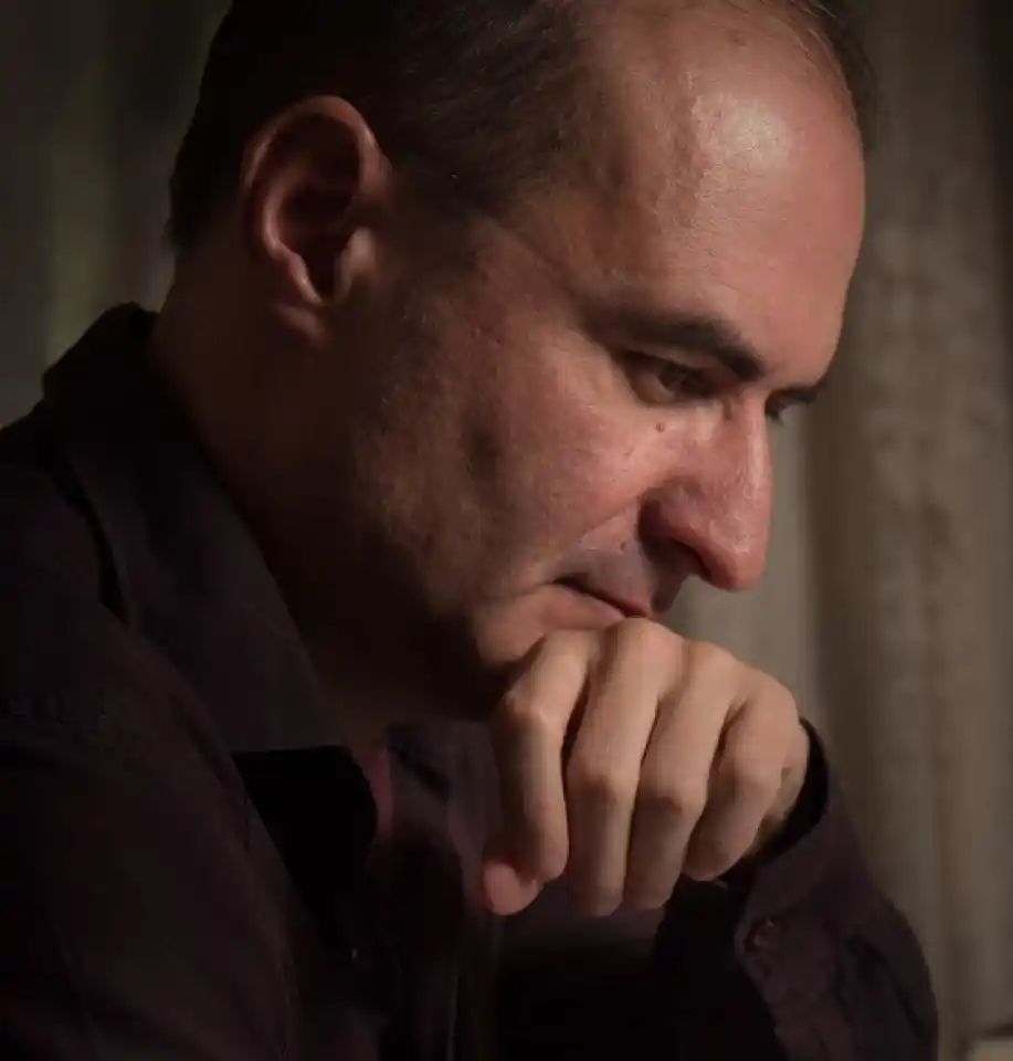 Afkham dirige a la OCNE en un programa variado con música de Jesús Torres, von Bingen, Brahms y Tchaikovsky