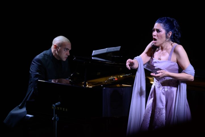 VIVICA GENAUX y MARCOS MADRIGAL