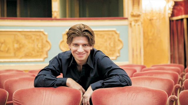 El Met de Nueva York ha anunciado a través de un comunicado la designación de Daniele Rustioni como Principal Director Invitado a partir de la temporada 2024/25. Esta elección, avalada por Yannick Nézet-Séguin como Director Musical de la institución, convierte al italiano en el tercer director en ocupar este puesto en el teatro.