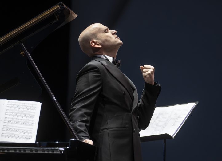 El tenor estadounidense Michael Fabiano, de ascendencia italiana, ha construido una carrera fulgurante que lo ha llevado a los escenarios más emblemáticos del mundo. Desde el Metropolitan Opera en Nueva York hasta la Ópera de París, su nombre se ha consolidado como sinónimo de excelencia vocal y entrega escénica. Su talento ha sido reconocido con prestigiosos premios como el Beverly Sills Artist Award y el Richard Tucker Award, ambos recibidos el mismo año, un logro inédito.