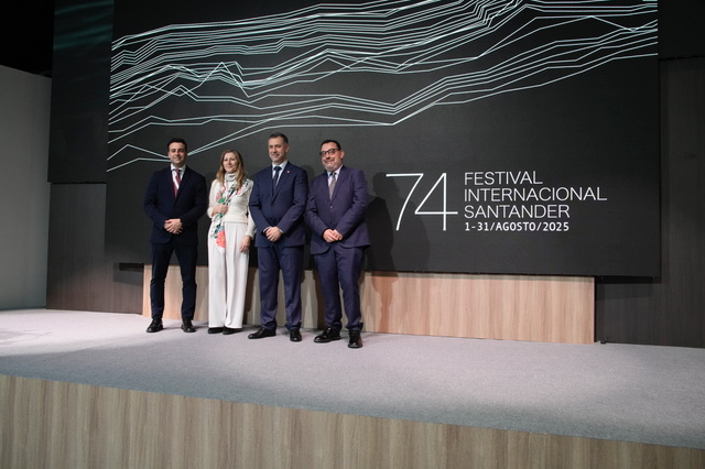 El director del FIS, Cosme Marina, ha presentado la edición de 2025 durante la jornada inaugural de Fitur. El espectáculo inaugural, el 1 de agosto, será “la presentación del nuevo proyecto del Ballet de la Ópera de París”, y la clausura correrá a cargo “de una de las mejores sinfónicas del mundo, la Orquesta de la Gewandhaus de Leipzig, junto al Orfeón Donostiarra y a la batuta de uno de los maestros más importantes de la actualidad, Andris Nelsons”, ha avanzado Marina.