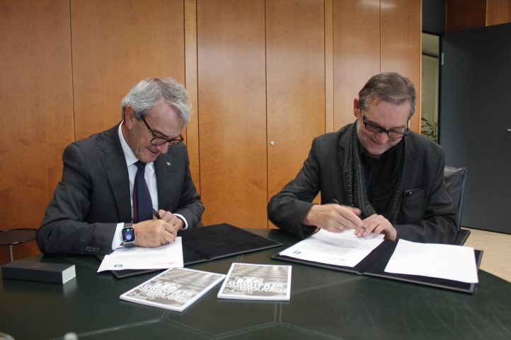 Fundación Caja Rural Granada renueva su compromiso con la Orquesta Ciudad de Granada (OCG). El Presidente de la Entidad y de su Fundación, Antonio León y el  Gerente del Consorcio Granada por la Música, Roberto Ugarte, firman un acuerdo de colaboración para apoyar una temporada más a la orquesta.