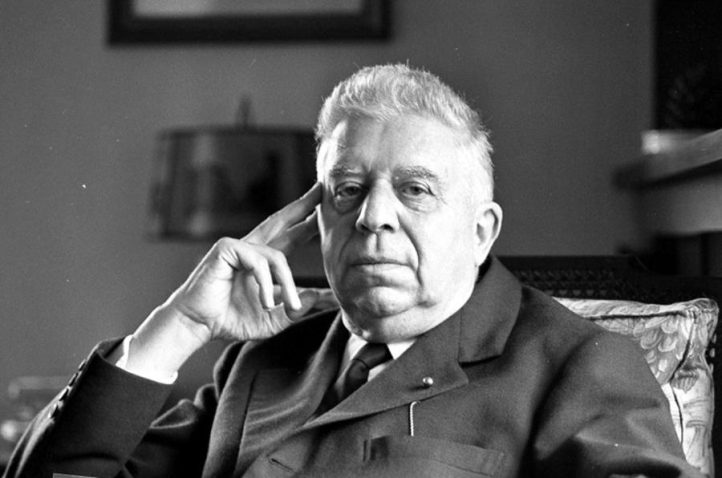 El escritor italiano Eugenio Montale, que obtuvo el Nobel de literatura en 1975, intentó desesperadamente a lo largo de su vida convertirse en cantante de ópera. No lo logró, pero a cambio nos legó una obra literaria recia, abisal, iluminadora, de la que también formarían parte esencial sus críticas musicales. El hombre “cuando describe es un poeta”, sostenía Oscar Wilde. Montale se encuentra entre los más grandes, también cuando solo hablaba de música.