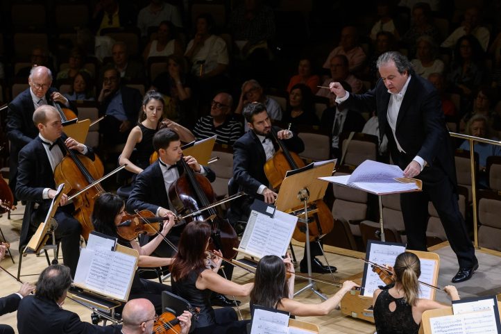 Juanjo Mena vuelve a la OCNE para abordar un programa dedicado a obras de Vaughan Williams, Haydn y Mozart, incluido en la temporada 2024/25 de la institución musical pública. Con la participación del violonchelista Steven Isserlis como solista invitado, estos conciertos tendrán lugar entre el viernes 25 y el domingo 27 de abril en el Auditorio Nacional de Música. 