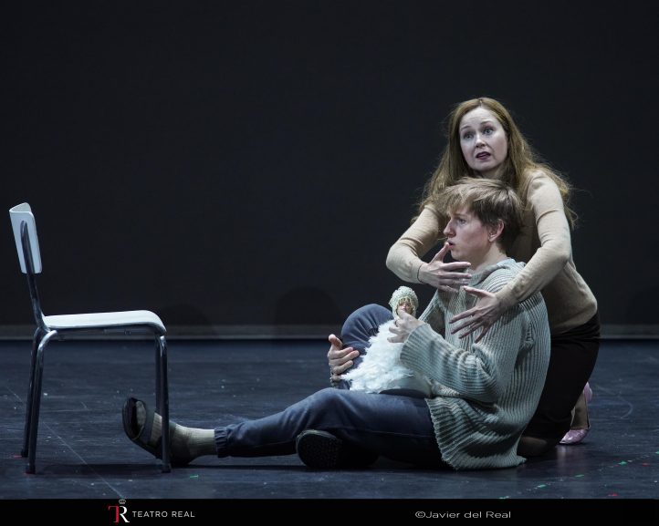 Entre el 30 de abril y el 11 de mayo se ofrecerán siete funciones de El cuento del zar Saltán, de Nikolái Rimski-Kórsakov, en una nueva producción del Teatro Real y el Théatre Royal de La Monnaie, donde la producción se estrenó en 2019 con un enorme éxito, ganando el prestigioso Opera Award Best New Production. Un sólido reparto, en el que destacan el tenor Bogdan Volkov, el bajo Ante Jerkunica, las sopranos Svetlana Aksenova y Nina Minasyan y la mezzosoprano Carole Wilson, dará vida al mundo mágico del cuento de Pushkin, junto al Coro y Orquesta Titulares del Teatro Real, bajo la dirección de Ouri Bronchti, que debuta en el Teatro Real.