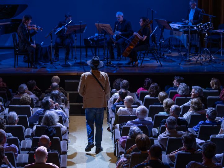 Una escalera sin peldaños y un Don Juan que no existe Obra: Como subir una escalera sin peldaños, foto-teatro musical de César Camarero. Texto: Virginia Nogueira. Intérpretes: Rocío de Frutos, Manolo Caro, Taller Sonoro. Fundación Juan March. Madrid, 1-V-2025 Obra: Don Juan no existe. Música: Helena Cánovas. Libreto: Alberto Iglesias. Intérpretes: Montserrat Seró, Josep-Ramón Olivé, Pablo García López. Solistas de la Orquesta Titular. Jhoanna Sierralta. Teatro Real. Teatros del Canal. Madrid, 7-V-2025