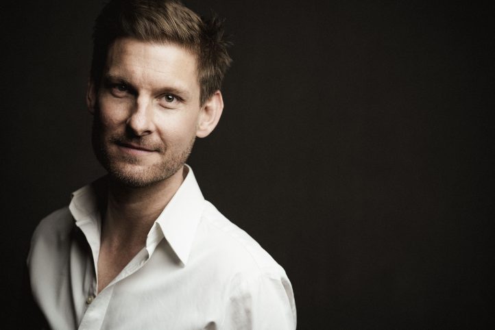 El tenor alemán Julian Prégardien debuta el próximo 27 de mayo en el Ciclo de Lied del CNDM y el Teatro de la Zarzuela. Acompañado por el clavecinista Kristian Bezuidenhout, el cantante abordará La bella molinera de Schubert, una de las obras más destacadas del repertorio liederista alemán del siglo XIX.