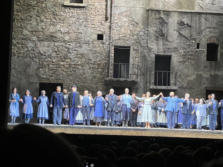 Albelo y sus compañeros recogen los aplausos del público