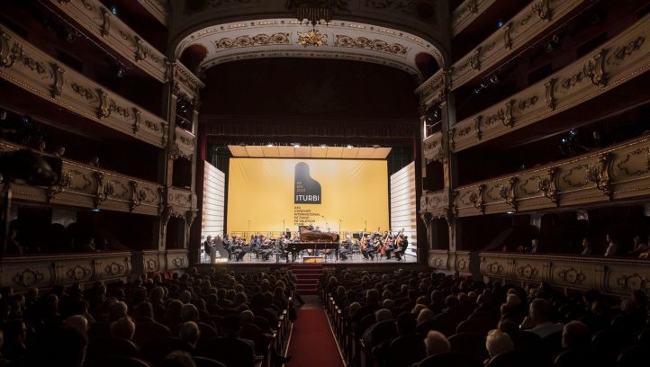 El XXIII Premio Iturbi arranca este miércoles con cuatro pianistas españoles en competición. El prestigioso concurso, organizado por el área de Cultura de la Diputación, vuelve al Palau de la Música entre el 4 y el 13 de junio, con 20 aspirantes de 11 nacionalidades. Entre el 4 y el 6 de junio se celebra la primera fase del concurso, que tendrá entrada gratuita en todas sus sesiones, incluida la Gran Final del viernes 13 de junio y la Gala de Clausura del sábado 14 en el Teatro Principal.