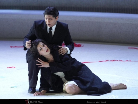 Segundo reparto de La traviata en el Teatro Real La traviata, de Giuseppe Verdi. Adela Zaharia, Iván Ayón Rivas, Artur Rucinski, Karina Demurova, Gemma Coma-Alabert, Albert Casals, Tomeu Bibiloni, David Lagares, Giacomo Prestia, Joan Laínez e Ihor Voievodin. Coro y Orquesta Titulares del Teatro Real. Dirección del coro: José Luis Basso. Dirección musical: Henrik Nánási. Dirección de escena: Willy Decker. 25 de junio