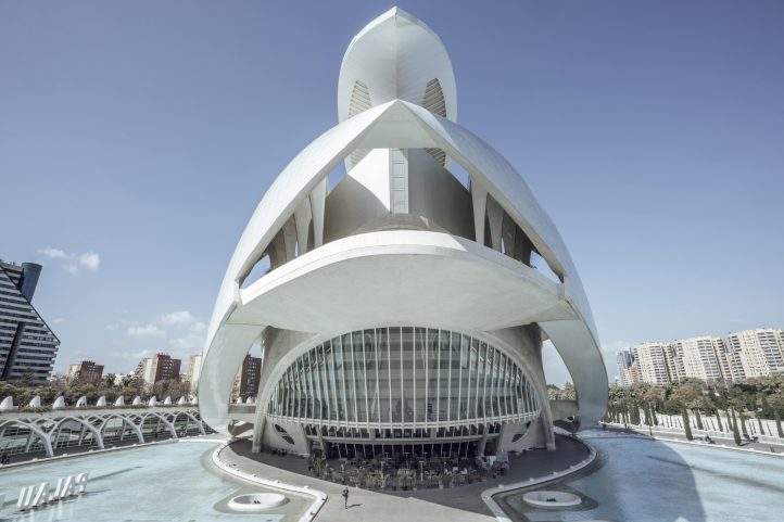 Les Arts acoge la 18ª Asamblea de Ópera Latinoamérica, posicionándose como epicentro internacional de la lírica. Del 17 al 20 de junio, València reunirá a teatros y festivales de Iberoamérica, España y EE. UU. para debatir sobre sostenibilidad, nuevos públicos, liderazgo y el futuro del sector escénico, bajo el lema Teatros: Públicos e ideas del futuro.