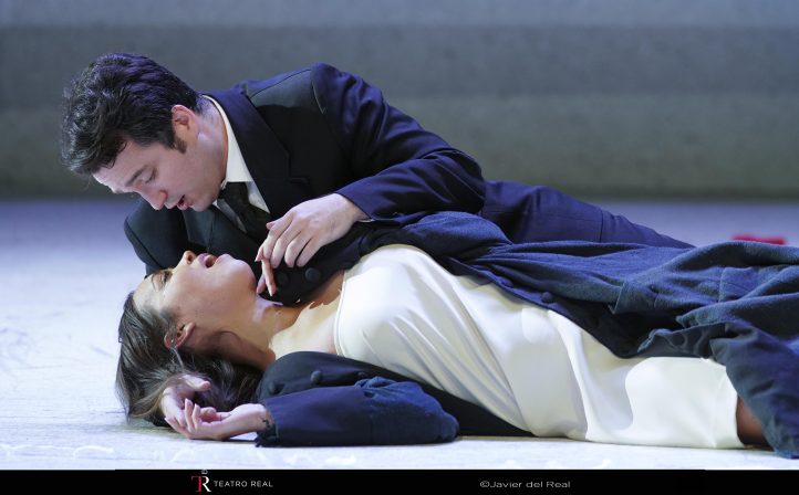 La muerte os sienta tan bien La traviata, de Giuseppe Verdi. Nadine Sierra, Xabier Anduaga, Luca Salsi, Karina Demurova, Gemma Coma-Alabert, Albert Casals, Tomeu Bibiloni, David Lagares, Giacomo Prestia, Joan Laínez e Ihor Voievodin. Coro y Orquesta Titulares del Teatro Real. Dirección del coro: José Luis Basso. Dirección musical: Henrik Nánási. Dirección de escena: Willy Decker. 24 de junio