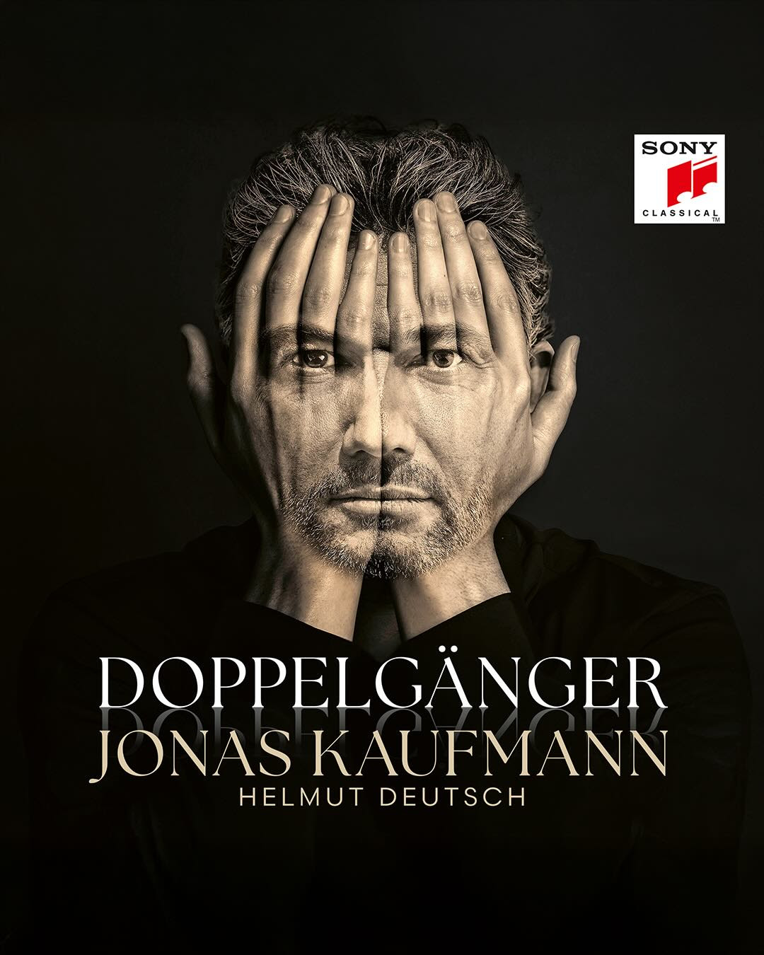 El tenor Jonas Kaufmann presenta un nuevo y revelador álbum doble con obras fundamentales del repertorio del Lied alemán: los ciclos Dichterliebe y Kerner-Lieder de Robert Schumann en CD, junto con una impactante puesta en escena de Schwanengesang de Schubert en DVD. Acompañado por su colaborador de siempre, el pianista Helmut Deutsch, el lanzamiento estará disponible el 5 de septiembre. Las grabaciones revelan nuevas capas expresivas de estos ciclos románticos, al tiempo que el montaje escénico de Claus Guth transforma a Schubert en una experiencia teatral inolvidable.