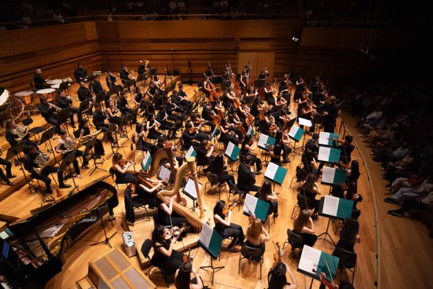 La Orquesta Sinfónica de Castilla y León lleva la música sinfónica a las plazas en una gira veraniega por la comunidad. Cinco conciertos gratuitos en espacios emblemáticos de Castilla y León, incluyendo una gala lírica en el Festival LittleOpera Zamora con motivo de su décimo aniversario. Este ciclo se enfrenta a su segunda parte, con dos citas que tendrán lugar en Soria y Valladolid.