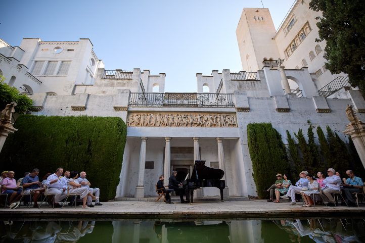 Juan Alfonso: la escuela de Granada Obras: Bach/Busoni/Garvayo: corales. Sánchez-Verdú: Trío III. Hidalgo: Trío esperando. García Román: De civitate cordis. Guerrero: Opus 1. Manual. Messiaen: Catálogo de pájaros. Intérpretes: Trío Arbós. Pierre-Laurent Aimard, piano. Festival de Granada. 6 y 7-VII- 2025.