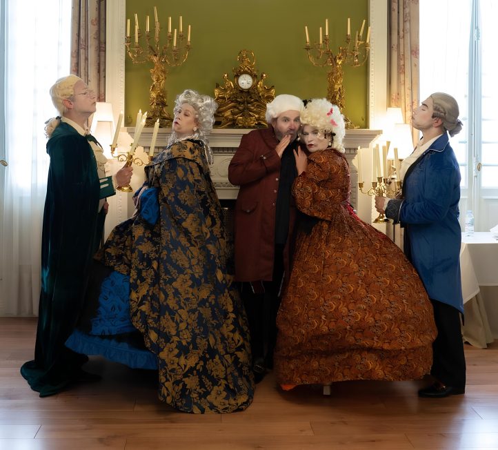 El Festival Maskarade inaugura su cuarta edición con un recital lírico-teatral sobre la figura de María Antonieta en el Seminario Mayor de Comillas. La soprano Cristina Domínguez Sar protagoniza y dirige un espectáculo que abre esta semana la programación veraniega del festival en Cantabria, que une música de Gounod, Massenet, Mozart o Poulenc.