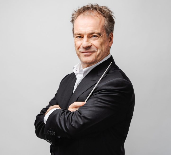 El Gran Teatre del Liceu ha dado a conocer la elección de Jonathan Nott como nuevo director musical de la institución a partir de la temporada 2026/27. Esta designación, anunciada a través de un comunicado de prensa, implica la asociación entre el músico y el Liceu por un total de cinco temporadas. Josep Pons pasará a ser director musical honorario, en agradecimiento por los servicios prestados al teatro. 