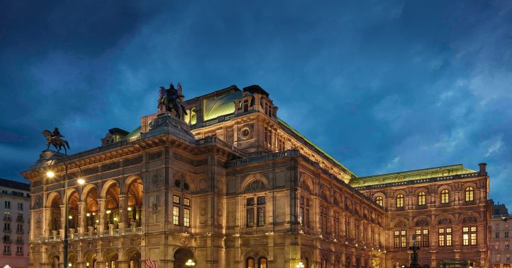 El próximo 7 de septiembre, la Wiener Staatsoper abrirá su temporada con un concierto extraordinario que conmemora el 80.º aniversario de la liberación del nacionalsocialismo y la fundación de la Segunda República, así como los 70 años del Tratado de Estado. La velada contará con la participación de estrellas de la lírica como Elīna Garanča, Sonya Yoncheva, Jonas Kaufmann, Benjamin Bernheim y Boris Pinkhasovich, dirigidos por Bertrand de Billy.
