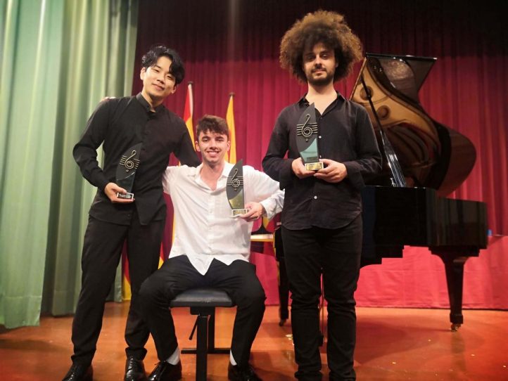 El XXVI Concurso Internacional de Piano de Ibiza arranca el próximo 26 de agosto, con la participación de 50 pianistas procedentes de 15 países. El certamen, que cumple 38 años y está considerado uno de los más prestigiosos en su ámbito, ofrecerá un total de 48 intervenciones de los diferentes concursantes en sesiones abiertas al público de forma gratuita. La cita culminará el domingo 31 con la ceremonia de clausura, entrega de premios y un concierto de los ganadores, en una velada gratuita que aspira a reafirmar el impacto internacional del concurso.