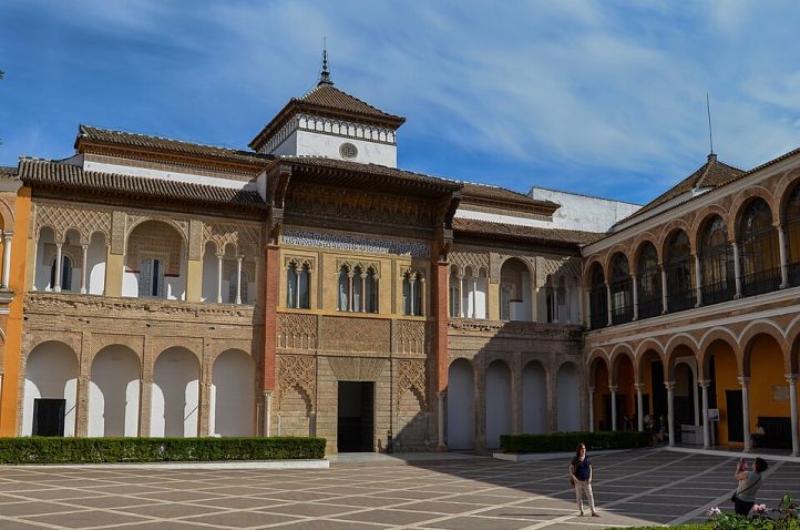 El conjunto palaciego del Real Alcázar de Sevilla, una de las residencias reales en función más antiguas del mundo acoge la recuperación de Il Califfo di Bagdad, de Manuel García, en el marco del Festival de Ópera de Sevilla que reivindica la ciudad como capital lírica patrimonial. Los días 26 y 27 de septiembre, el Patio de la Montería de este espacio acogerá las representaciones del mencionado título, con Leonor Bonilla como principal nombre del reparto.