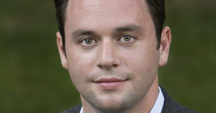 El tenor Paul Appleby se confirma como una de las voces más versátiles de su generación, combinando repertorios clásicos y contemporáneos. Tras una temporada con Berlioz, Bach, John Adams y Chris Cerrone, se prepara para el estreno en Nueva York de Music for New Bodies de Matthew Aucoin y la innovadora sátira Rome is Falling. Convencido de que todo arte es político, encara 2025/26 con tres hitos: debutar como Capitán Vere en Billy Budd, interpretar Winterreise en Nueva York y cantar el rol de Tamino en el Met.