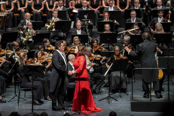 Lohengrin nunca será Andrea Chénier ANDREA CHÉNIER, de Gaetano Donizetti. de Umberto Giordano. Drama histórico en cuatro actos, con libreto de Luigi Illica. Reparto: Piotr Beczała (Andrea Chénier), Luca Salsi (Carlo Gérard), Elena Stikhina (Maddalena di Coigny), Seray Pinar (Bersi), Noa Beinart (Madelon), Armand Rabot (Roucher), Felix Gygli (Pietro Fléville), Dora Jana Klarić (La condesa de Coigny), Christopher Humbert (Fouquier/Tinville), Robert Raso (Mathieu), etcétera. Orquesta del Mozarteum de Salzburgo. Konzertvereinigung Wiener Staatsopernchor. Dirección musi­cal: Marco Armiliato. ­Lu­gar: Salzburgo, Grosses Festspielhaus. Entrada: 2.179 espectadores (lleno). Fecha: martes, 26 agosto 2025.