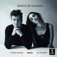 La mezzosoprano Lea Desandre lanza un nuevo CD dedicado al repertorio instrumental y vocal de John Dowland y Henry Purcell. Acompañada por el laudista Thomas Dunford y el Ensemble Jupiter, la cantante profundiza en el repertorio de estos compositores ingleses y en sus diferentes temáticas, que van de la evocación melancólica del amor, al constante movimiento humano por los diferentes estados de ánimo y las emociones. 