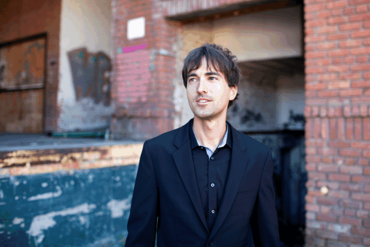 Inauguración del Met, bronca y aplausos como preludio El inicio de la temporada del Met de Nueva York no ha estado exento de polémica. Los discursos políticos que precedieron al estreno de lo nuevo de Mason Bates, la ópera Las increíbles aventuras de Kavalier & Clay, generaron una intensa reacción de la platea, con una mezcla de abucheos y aplausos. El curso ha continuado con una reposición de Turandot confiada a las voces líricas de Angela Meade y Michael Fabiano, dos cantantes bien conocidos en esa casa. 