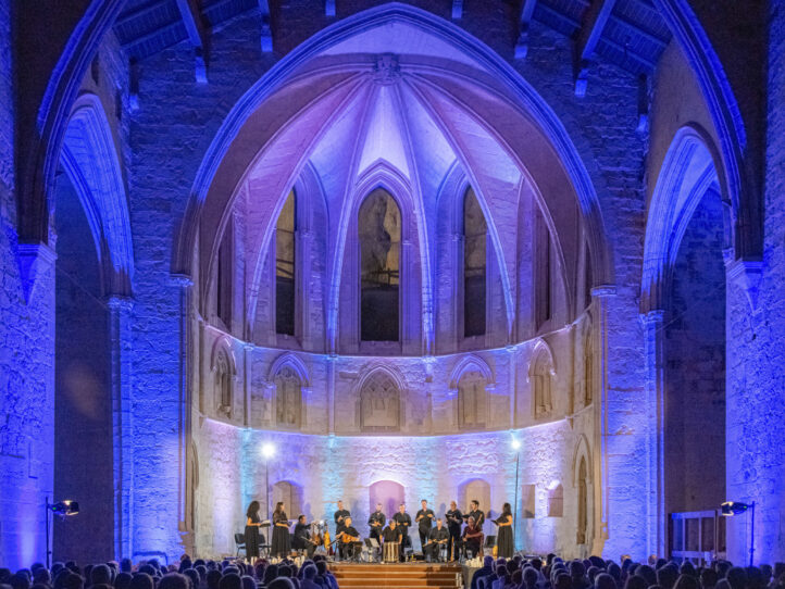 La formación valenciana Capella de Ministrers, dirigida por Carles Magraner, ofrecerá este programa en un concierto, que cuenta con el apoyo del Consorcio de la Ciudad de Cuenca y la colaboración de la UIMP, el INAEM, la Fundación Cultural CdM y la Catedral de Cuenca, donde se celebrará el 8 de noviembre a las 19h:00. Magraner: “Celebraremos el milenario del Monasterio de Montserrat y rendiremos homenaje al Llibre Vermell, una obra fundamental en la música antigua que reúne piezas de carácter popular de los siglos XIV y XV”.